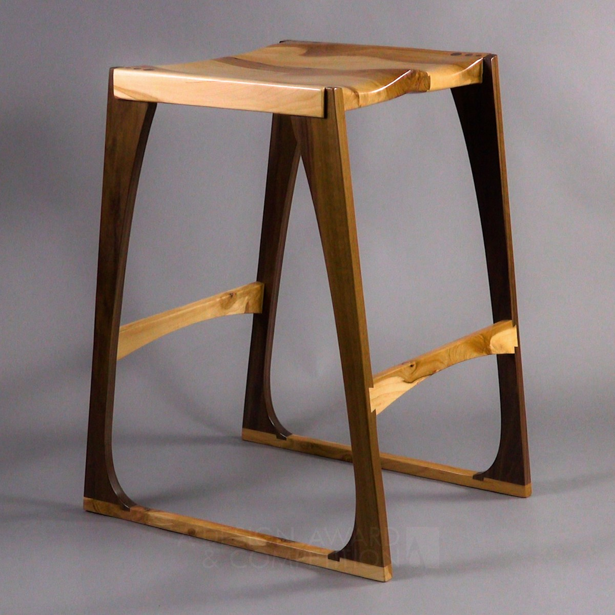 Kodama Bar Stool: Un Tributo all'Arte del Legno