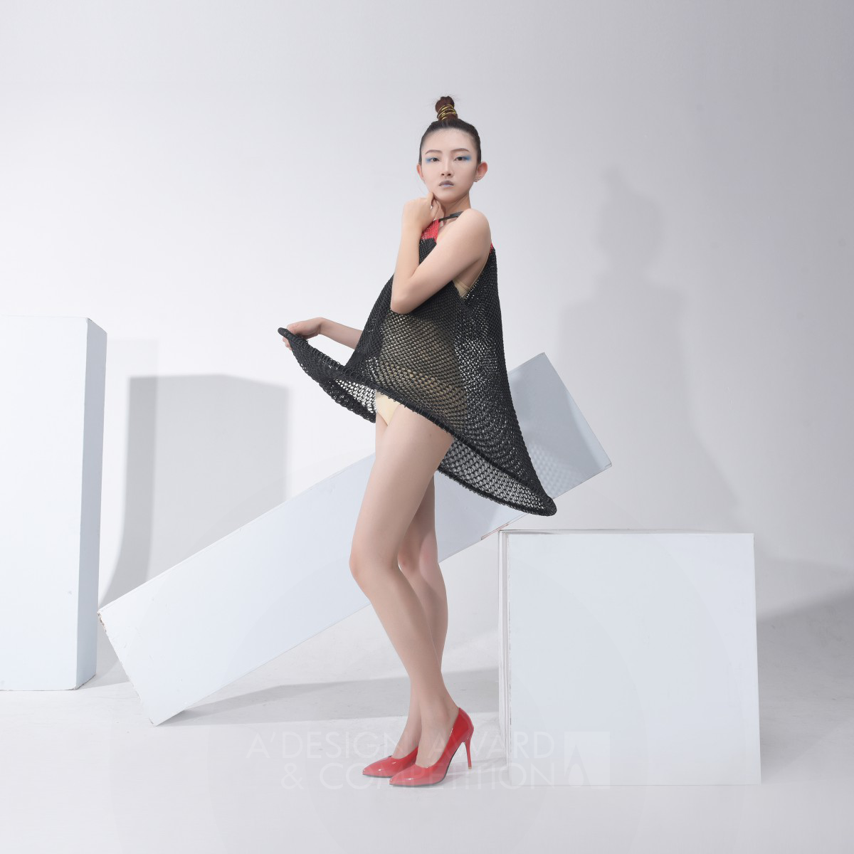 Chen Bingrou&#039;s Xun: Redefining Fashion with Rubber Rings Fabric