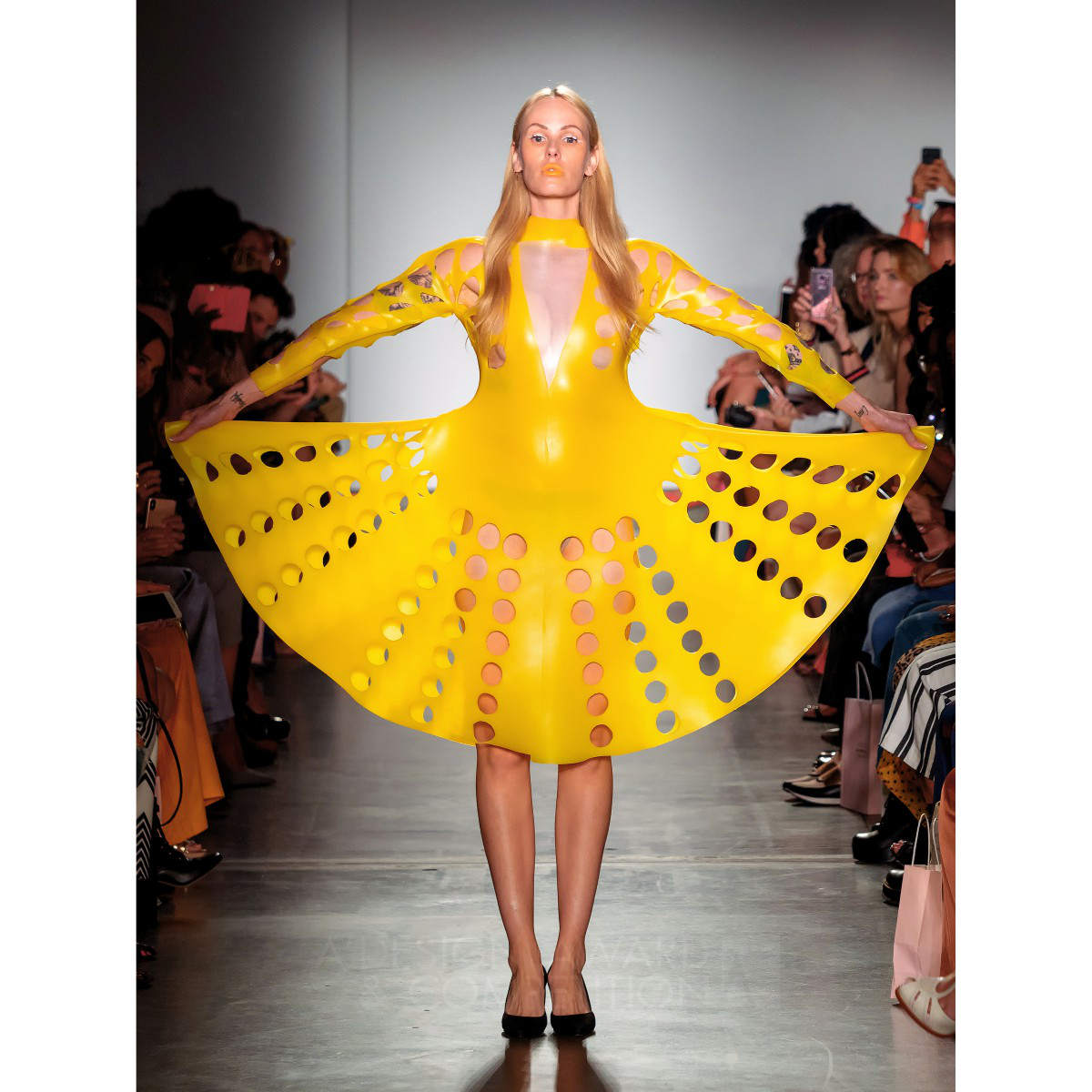 Splash Silicone Rubber Clothing: La Moda Futuristica di Viktoria Marchev