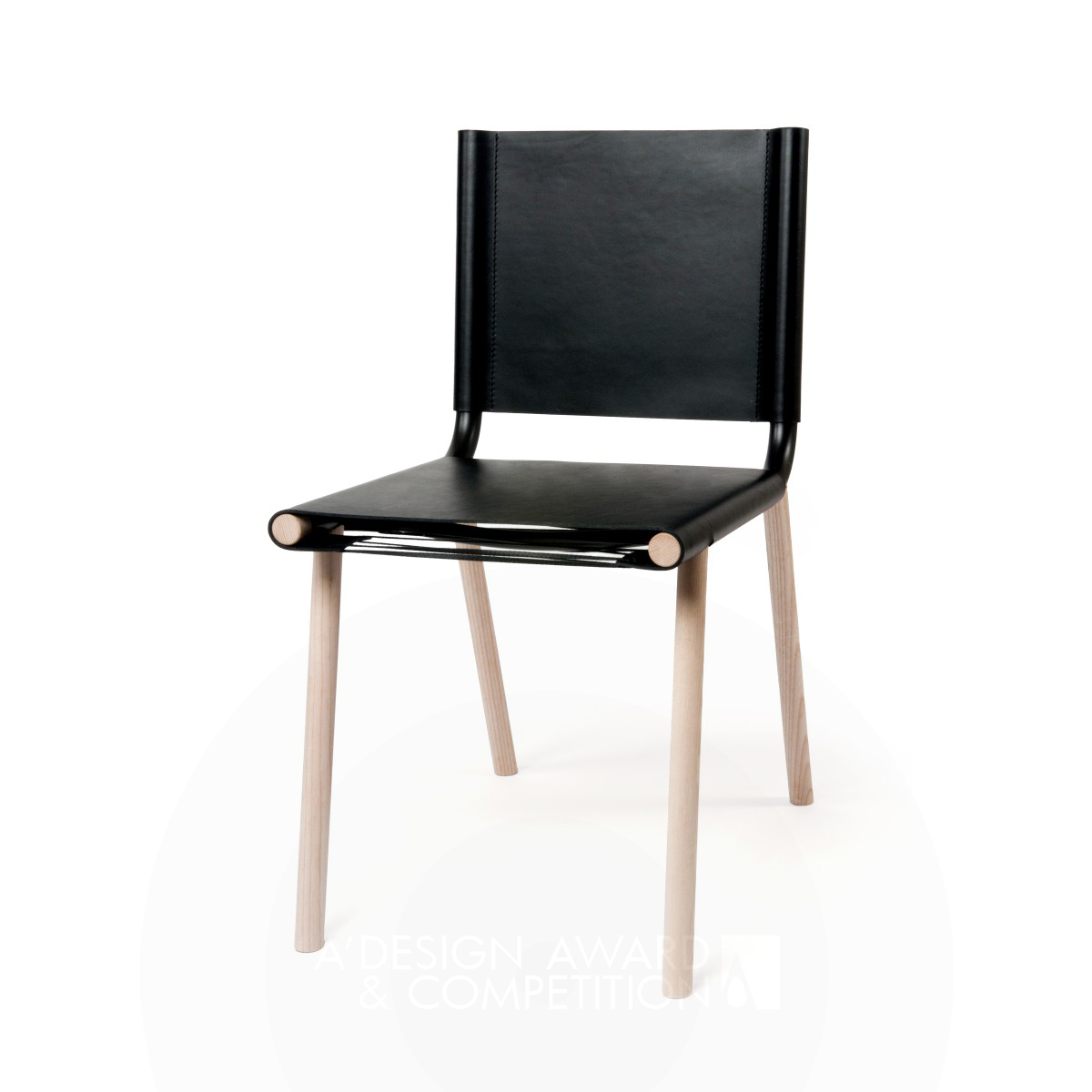 Japan: Ein minimalistischer Stuhl, der traditionelle japanische Architektur verkörpert