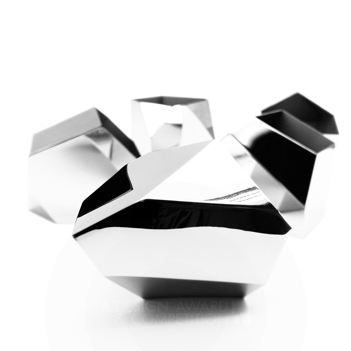The Things: Una collezione di ciotole poligonali in acciaio inossidabile