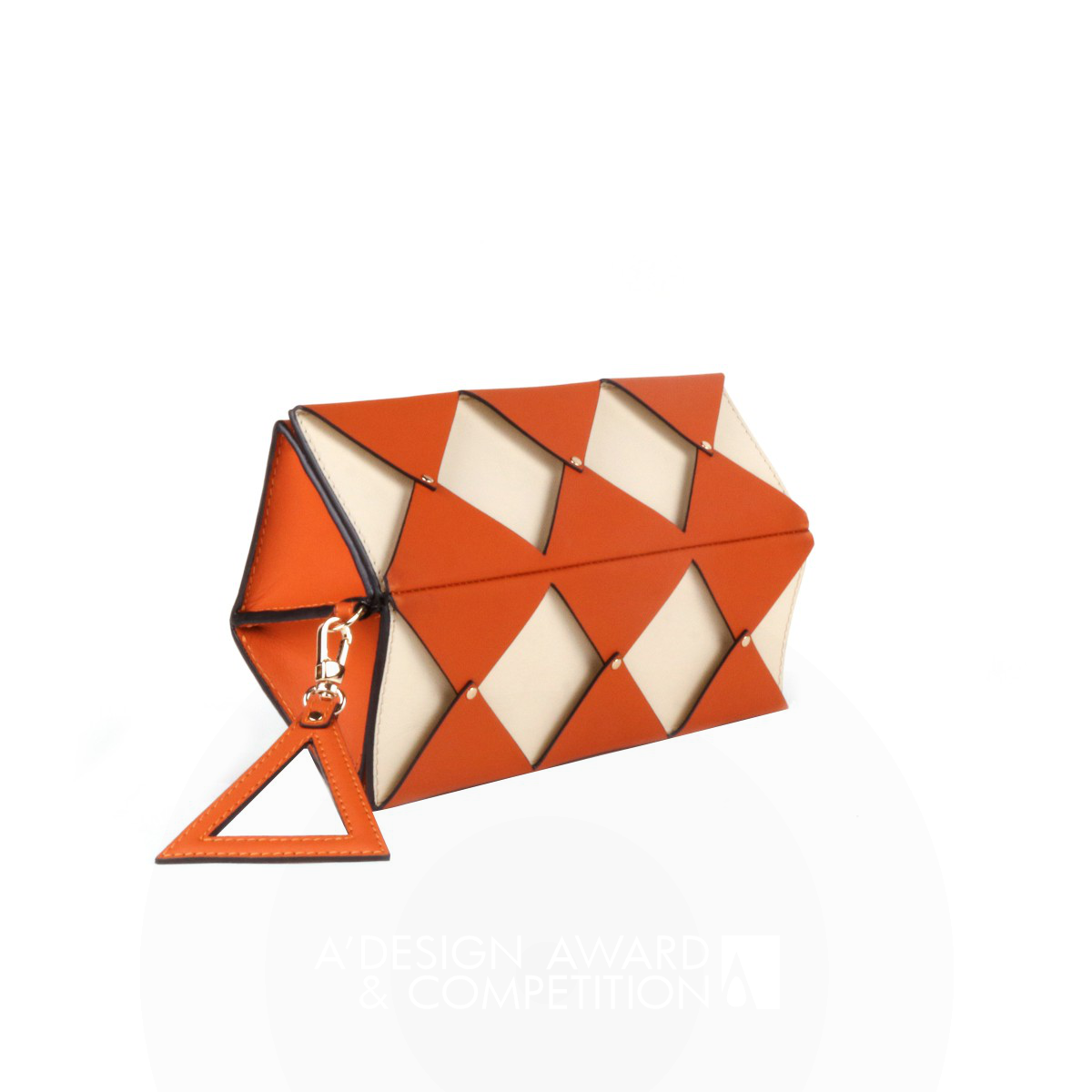 حقيبة "تأثير الفراشة": تصميم مبتكر يجمع بين الفخامة والعملية