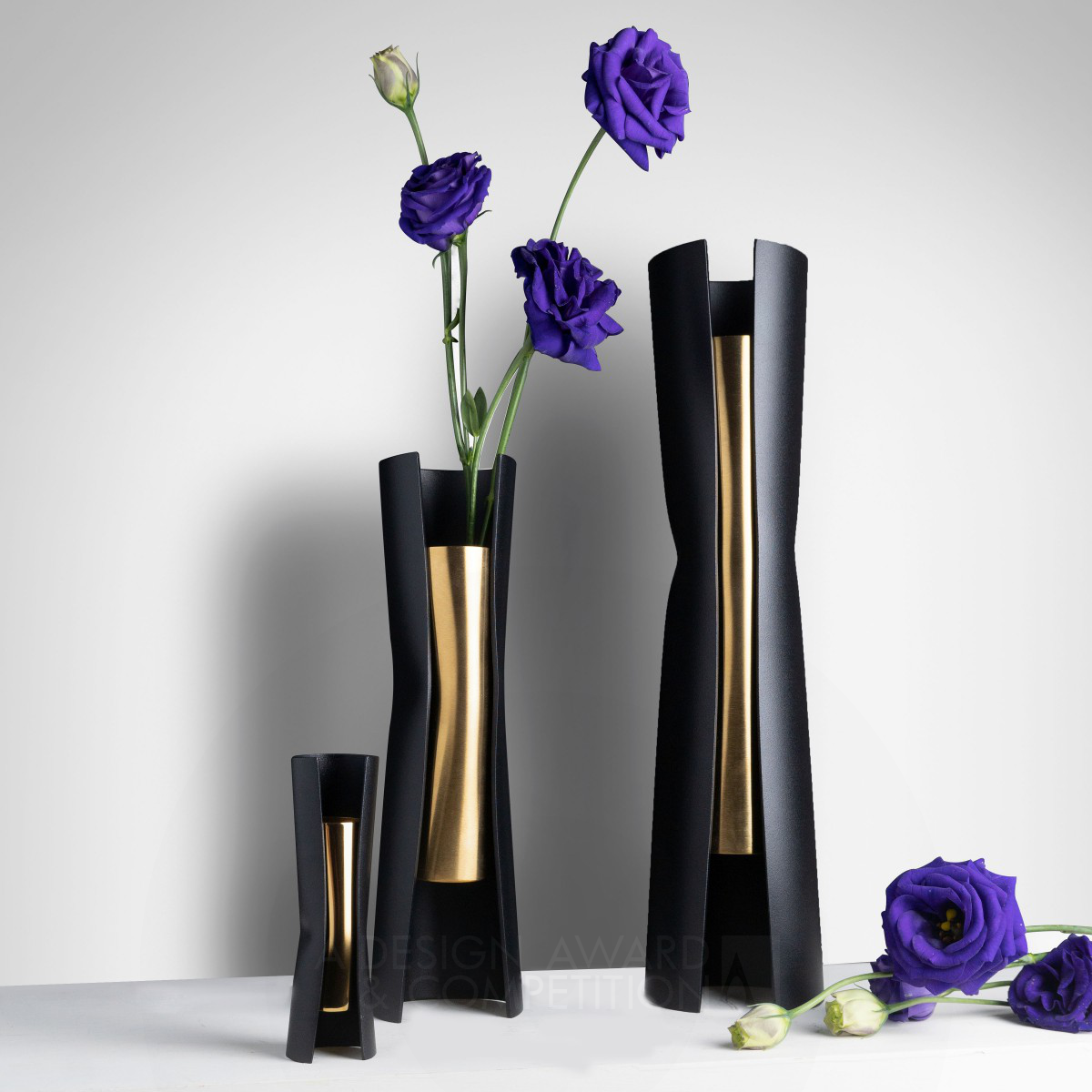 Courbe: Eine innovative Vase, die die Grenzen des Metallbiegens durchbricht