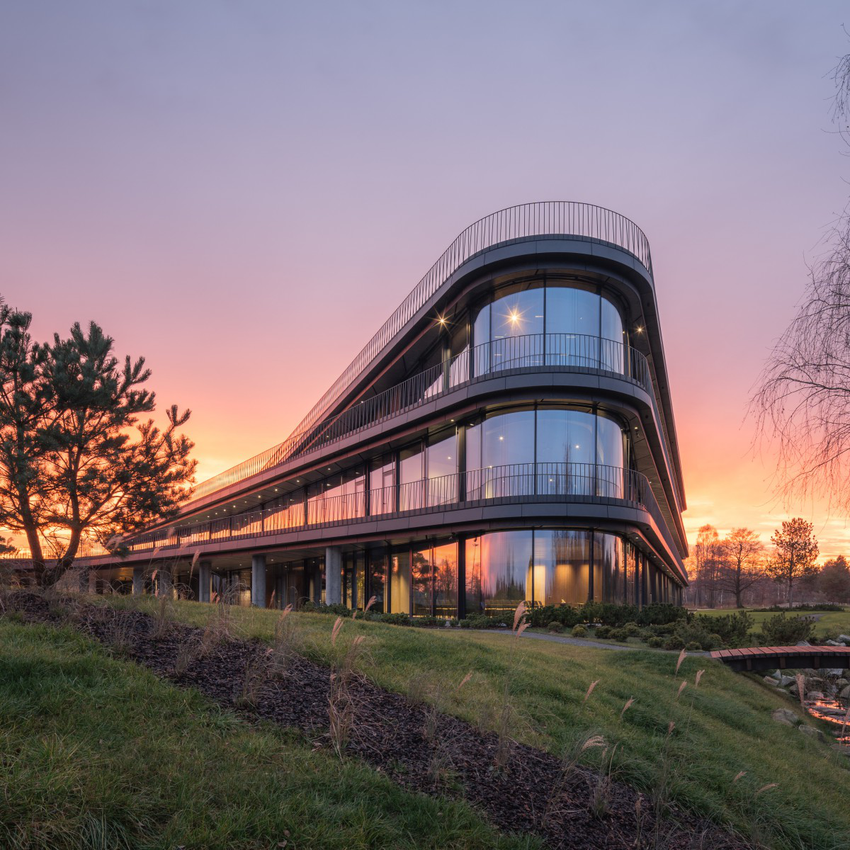 Press Glass Headquarters: A Modern Office Building on a Green Plateau