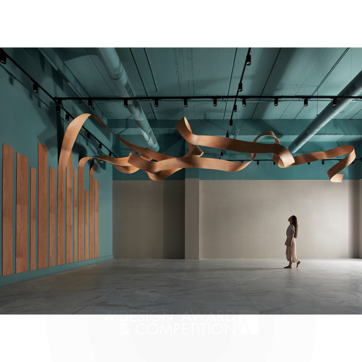 Infinity: Eine organische Holzwand, die sich im Raum bewegt