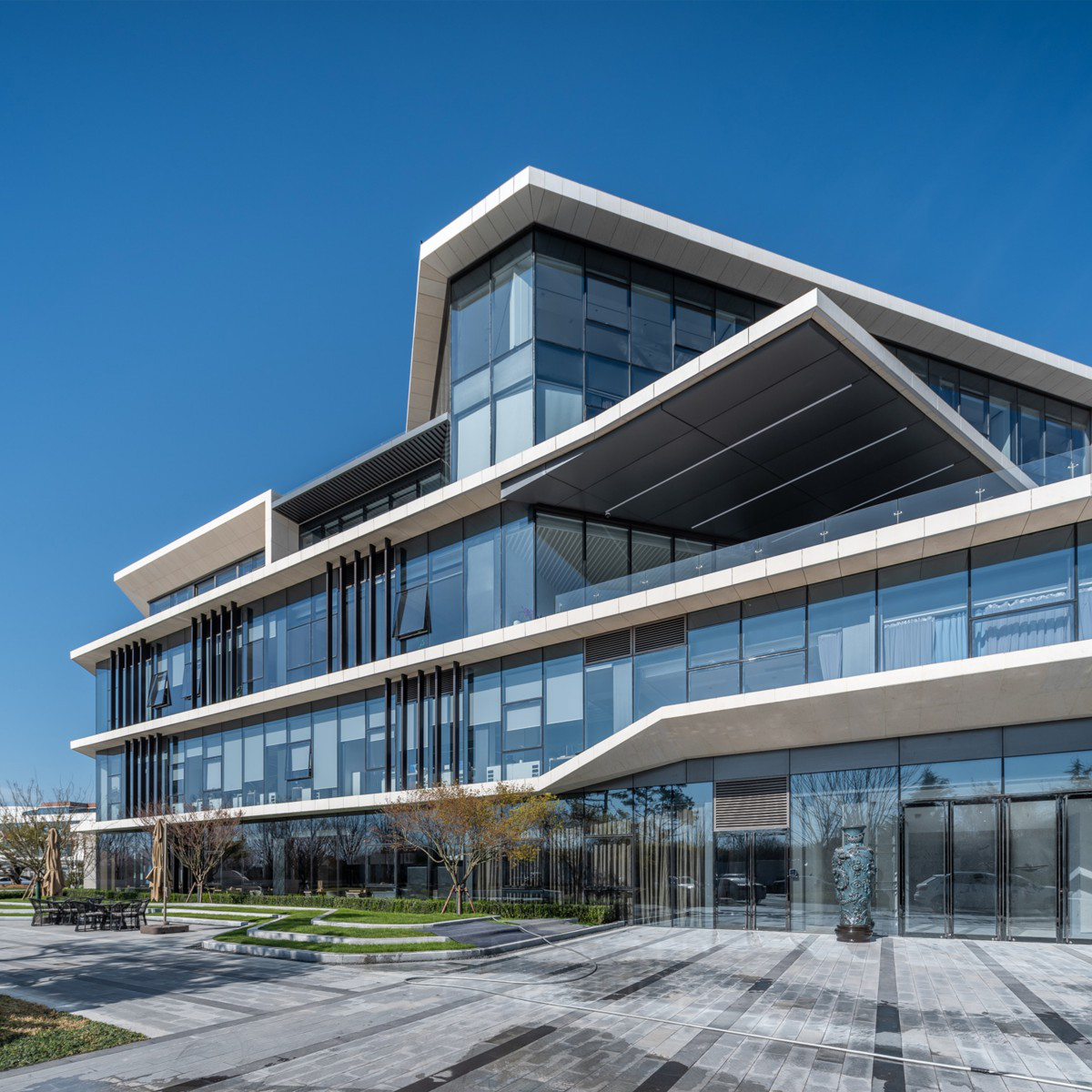 Rencent Office Center: Ein einzigartiges Bürogebäude mit atemberaubendem Meerblick