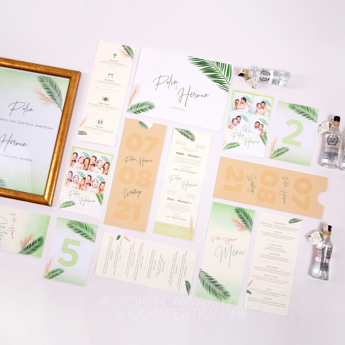 Einladungspaket für eine Hochzeit mit Palmenblättern und Pampas