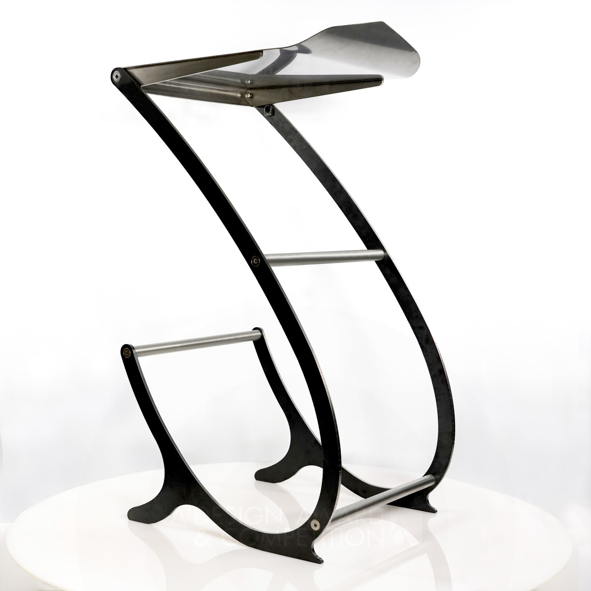 Hitoshi Motomura设计的"Vento"：一款动态有机的高脚凳