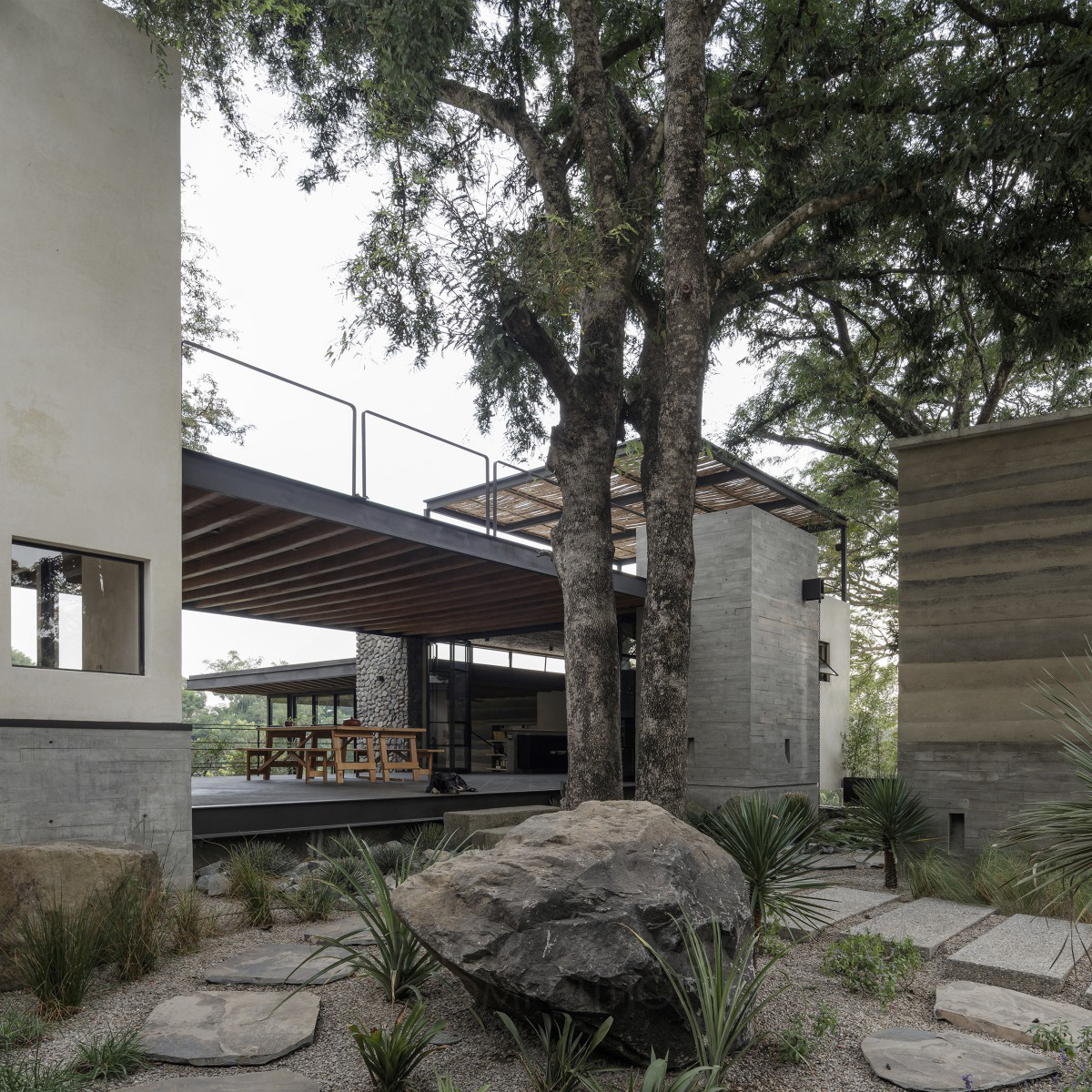 Espacio Kaab : Une Maison Moderne Intégrée à la Nature