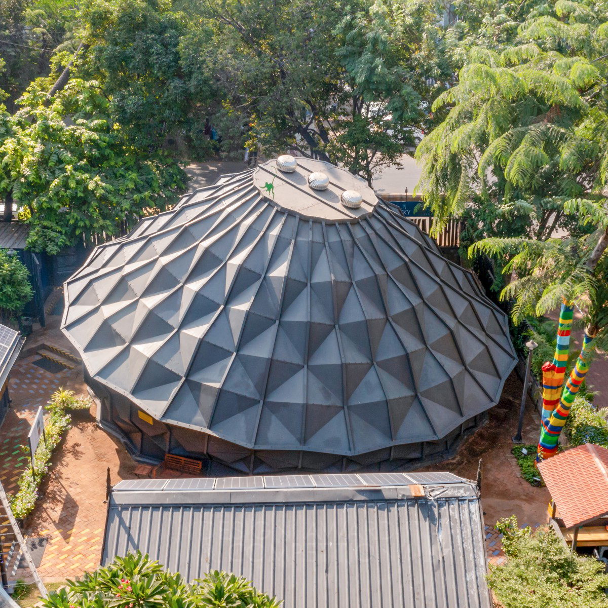 Bucky : Une Galerie d'Exposition Itinérante Inspirée par le Dôme Géodésique de Buckminster Fuller