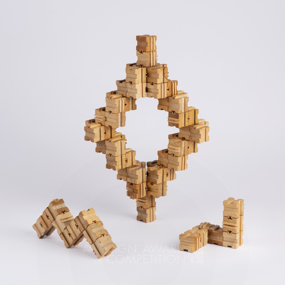 伝統的な木工技術に触発された、無限の可能性を秘めた木製パズル「Morcube」