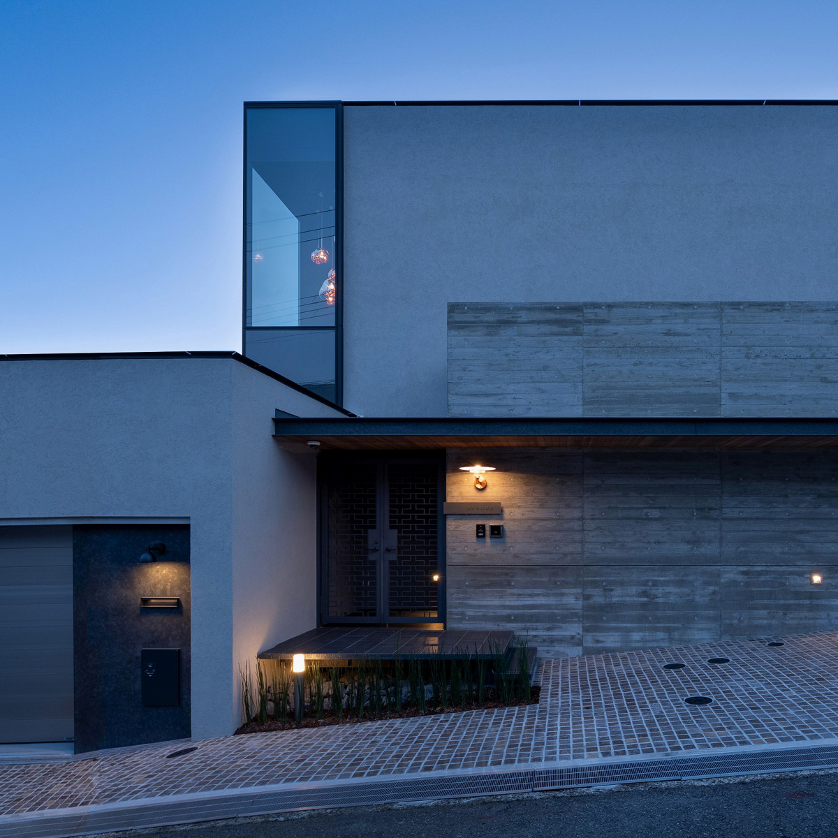 Glass Wall Residential House by Atsushi Hio