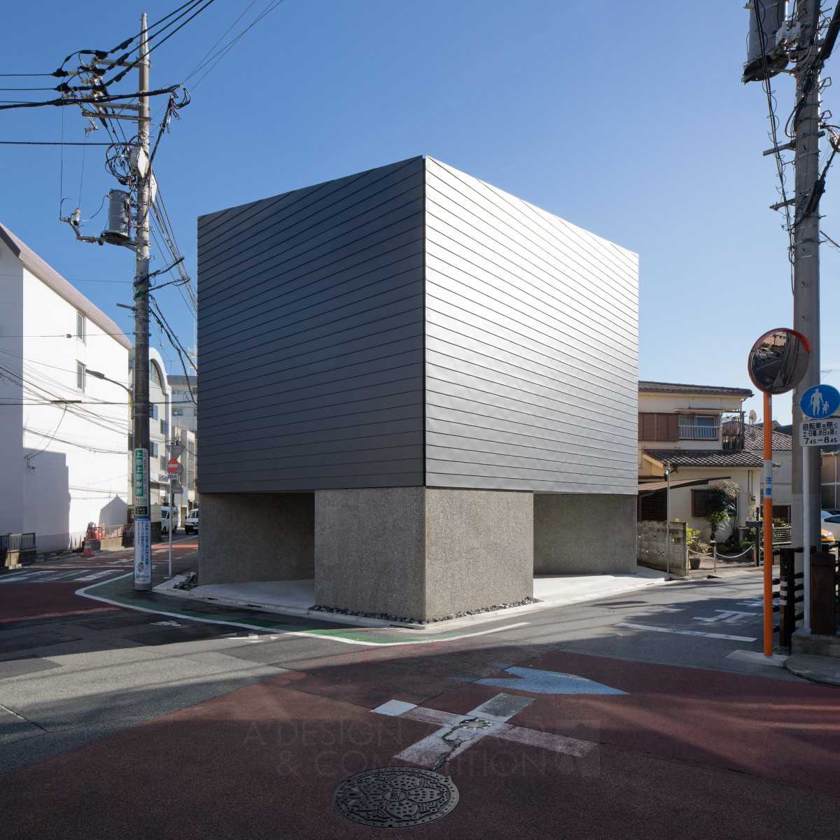 Murakoshi : Une Maison Urbaine Intégrant les Eaux de Crue dans son Design