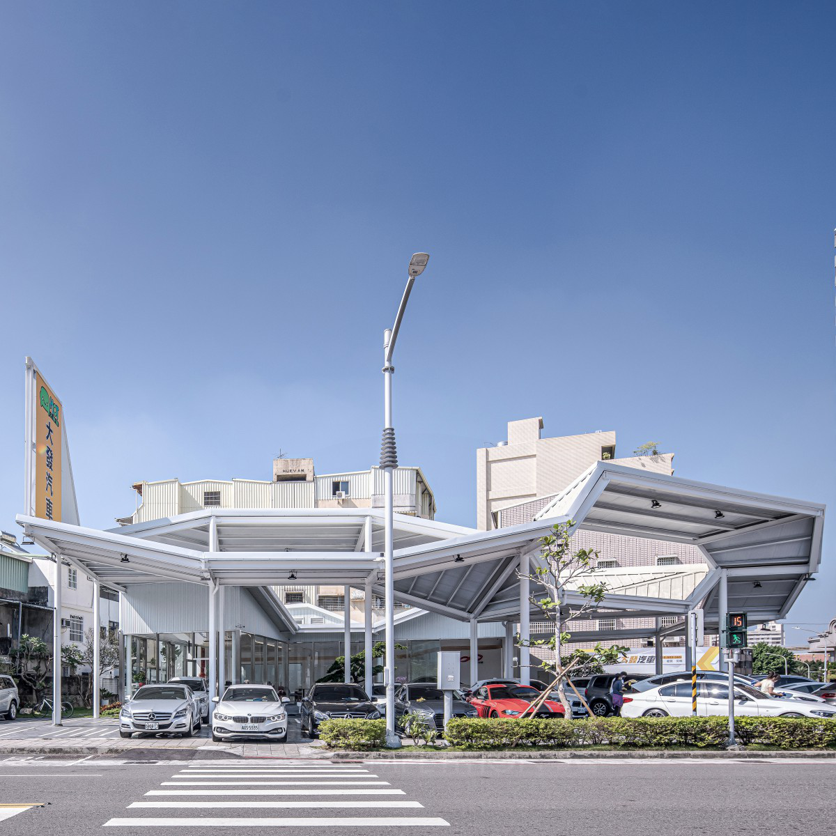 Pavilion 8 Used Car Store by Yao Chi Shih