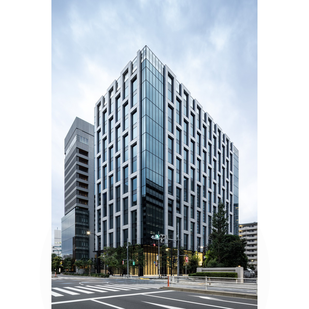 Офисное здание Oak Konan Shinagawa: Инновация в архитектуре и строительстве