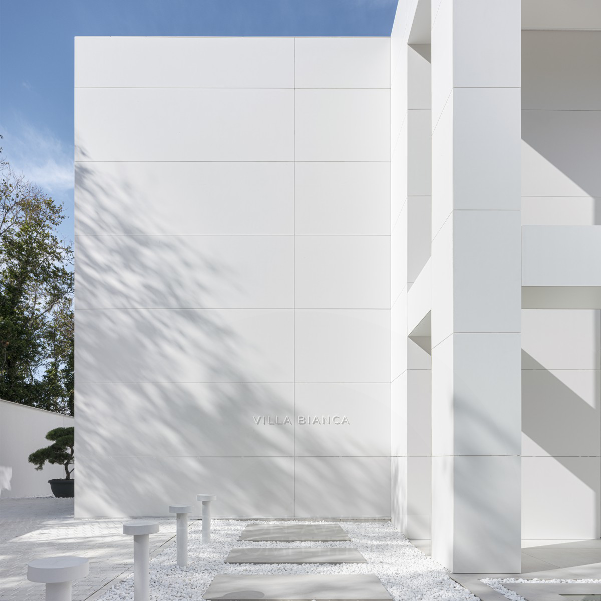 Villa Bianca: Een Meesterwerk van Minimalistische Architectuur