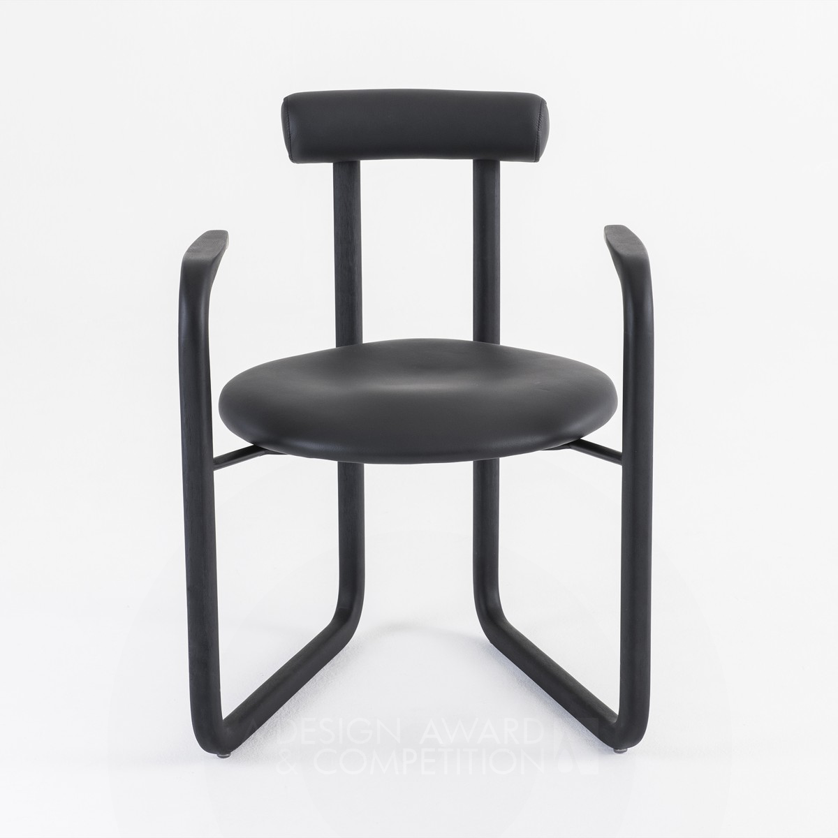Ponto: L'elegante poltrona dal design minimalista di Roberta Banqueri