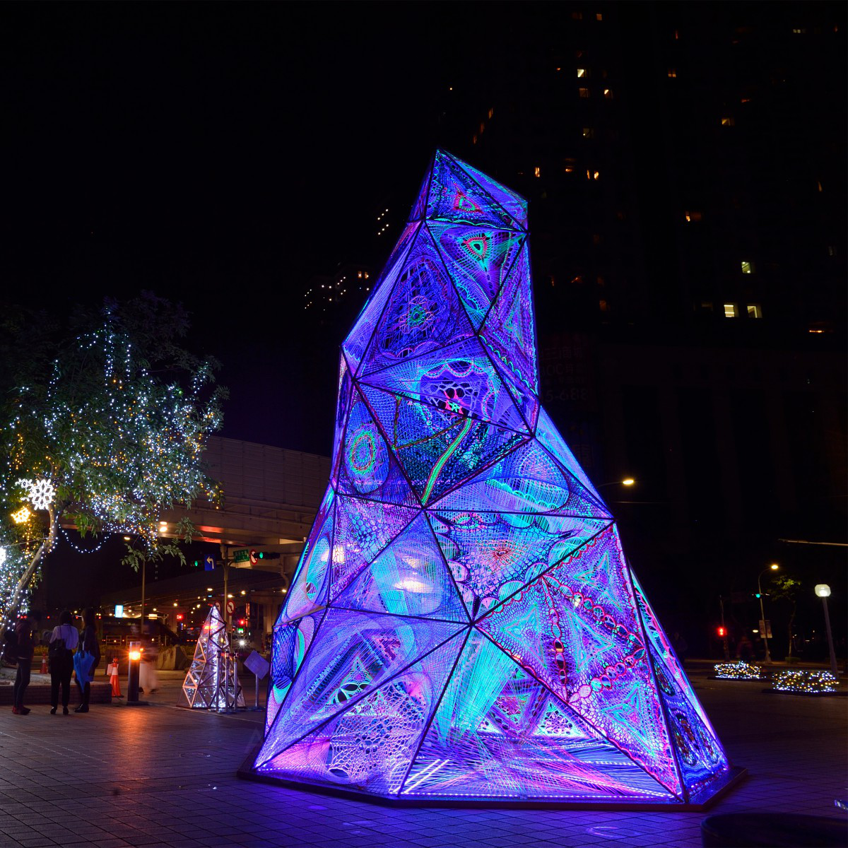 Light Weaving: Eine fantastische Installation, die die Sinne verzaubert