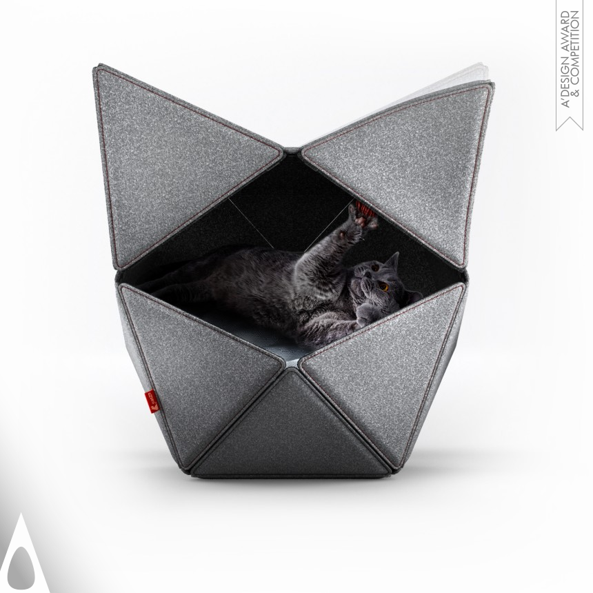 Mirko Vujicic's Catzz Cat Bed
