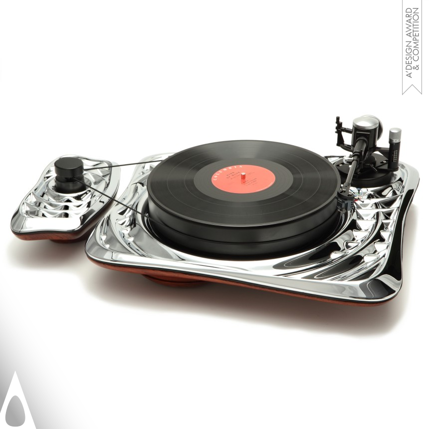Golden Digital and Electronic Device Design Award Winner 2013 Calliope Hi-Fi turntable 