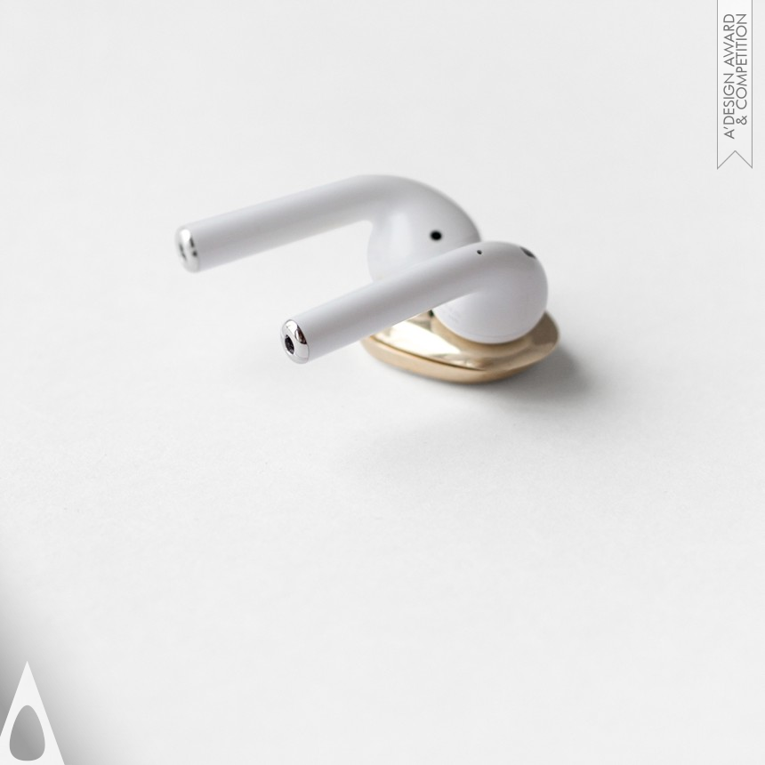 Jens Munkeby  Keeps wireless earphones in place 