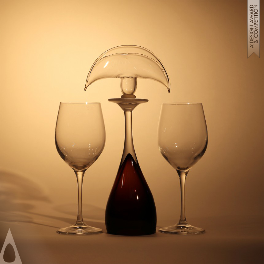 Ruiqi Dai Divide wine into two wine glasses