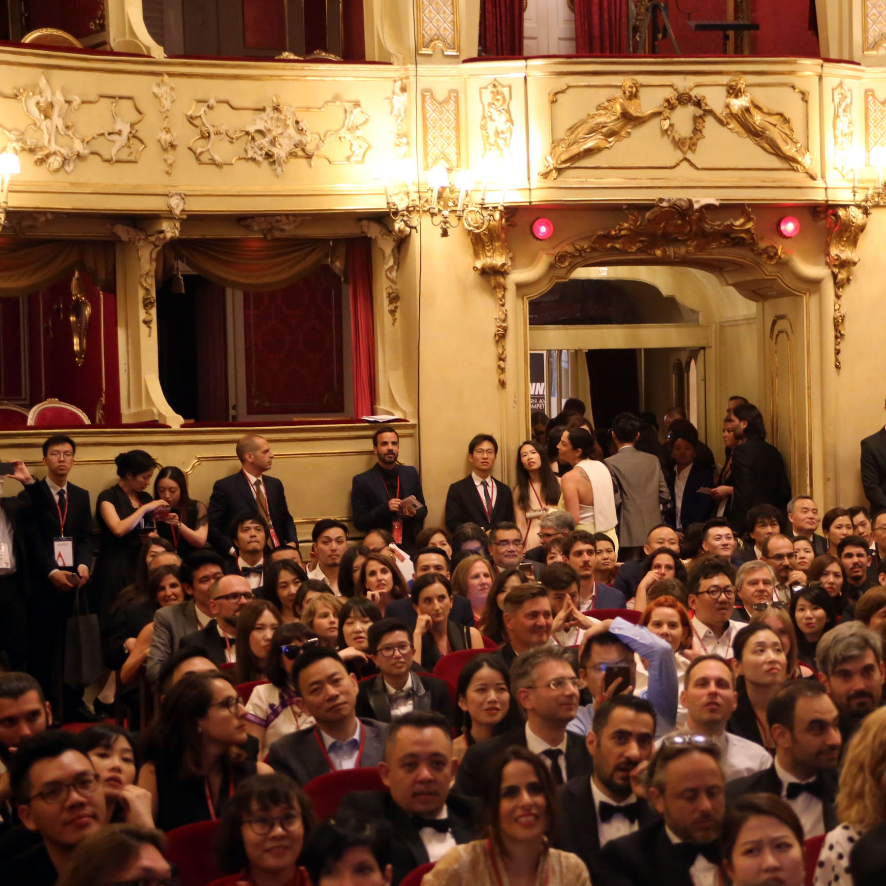 Fotografia degli ospiti della serata di gala in attesa dell'inizio della cerimonia