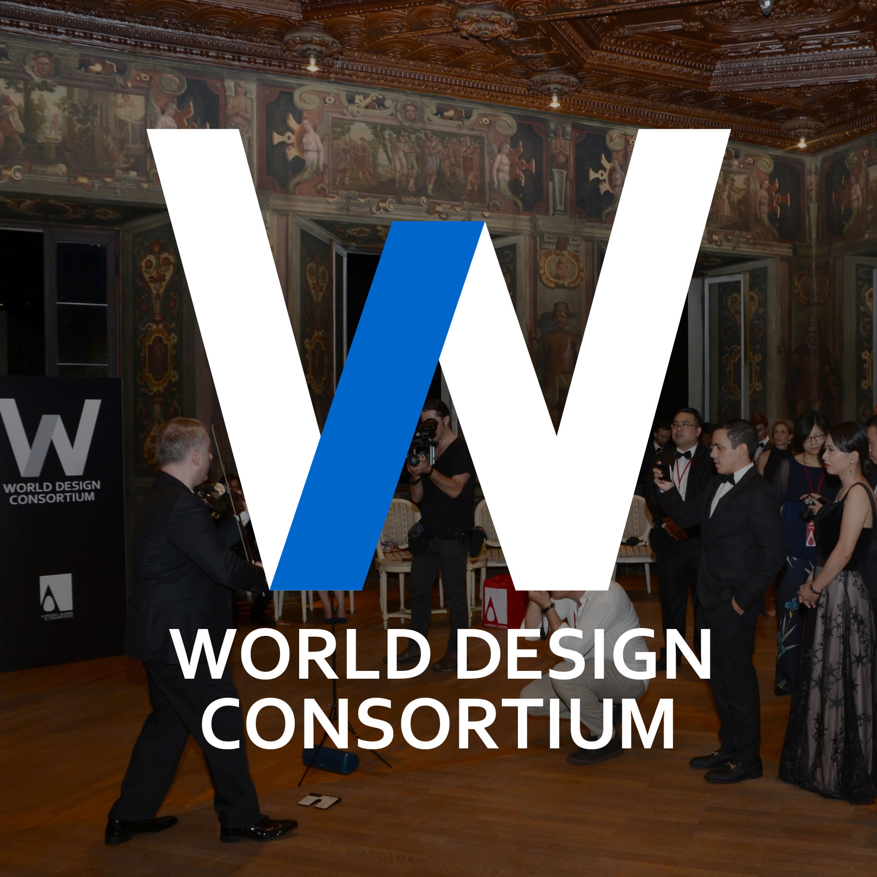 Logo del World Design Consortium sovrapposto a una foto dell'evento