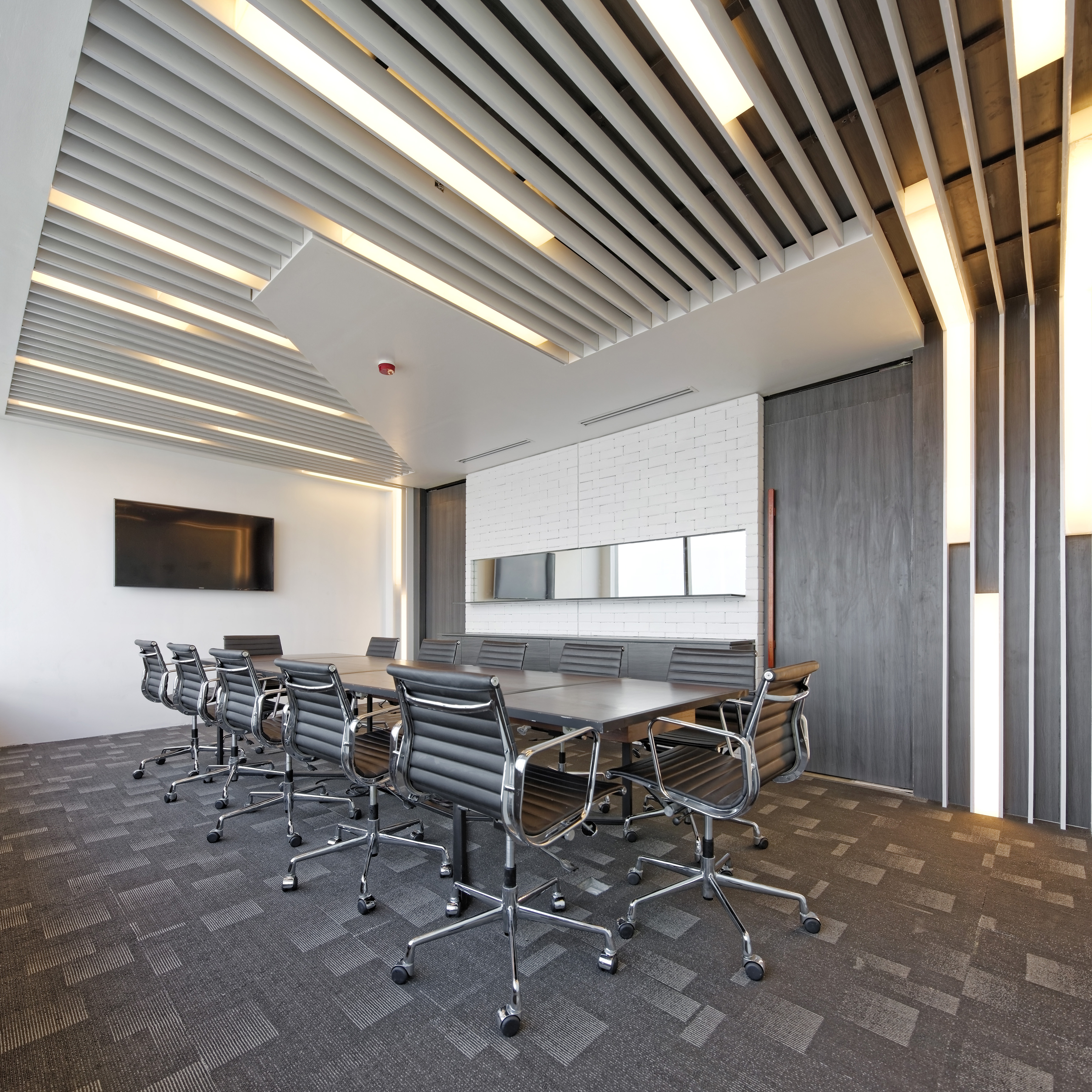 Отделка помещений потолок. Кубообразный реечный потолок. Office Interior Design reyechniy patalok. Интерьер офиса. Потолок в офисе.