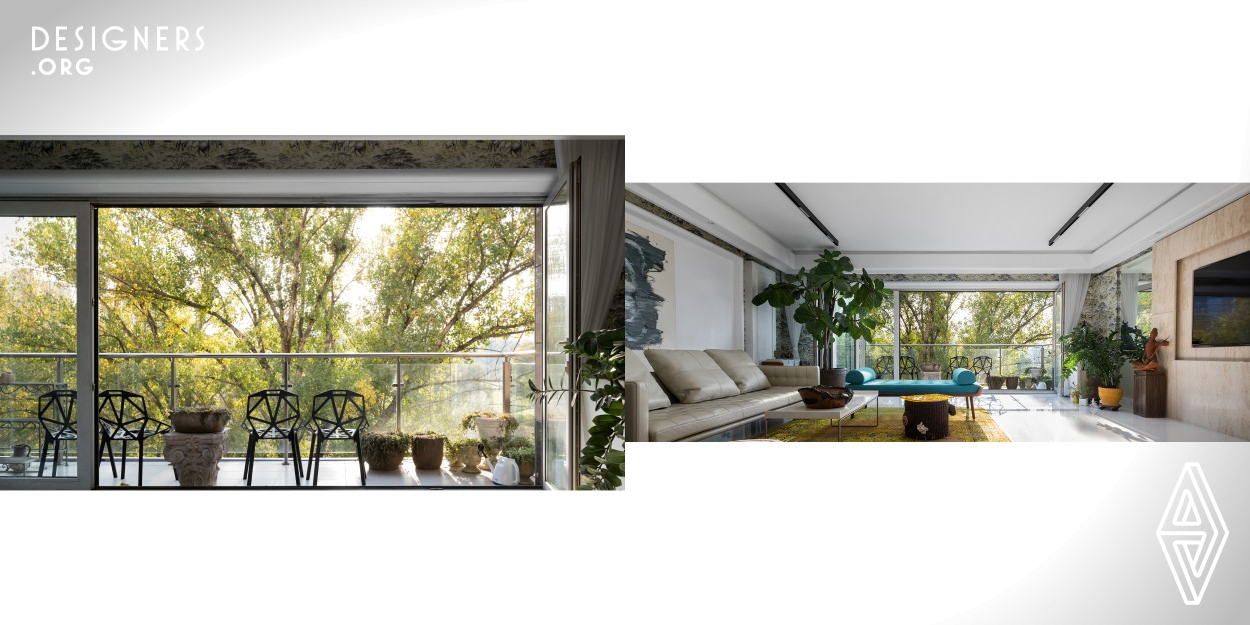 For the living room, it is decorated with various natural elements to present a great natural ecological environment. Inspired by "trees" around the apartment, the designer also took account that the client is an art works fanatic and nature lover. Therefore, the designer introduced the natural landscape into the interior by using large French windows that function as the passage connecting natural elements. The overall design adopts large white spaces and heavy colors, symbols of nature, which enhance the sense of space like many lively oil paintings.