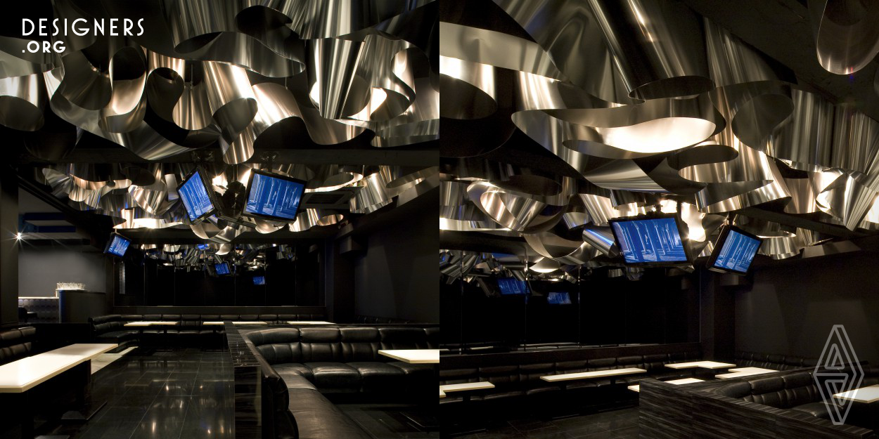 A restaurant/bar named FLOWER around the theme of flower. A sheet of aluminum spreads across the ceiling. Changes to the size and density of the flower petals impart the function and atmosphere suited to each area, such as lively and quiet areas created through minute differences in the height and expanse of a given space. One’s position and angle of vision as well as the reflection of images and lights from the mirrors on the walls concur to perpetually redefine the appearance of the whole space, thus enabling the viewer to experience space with transient and diverse atmospheres.