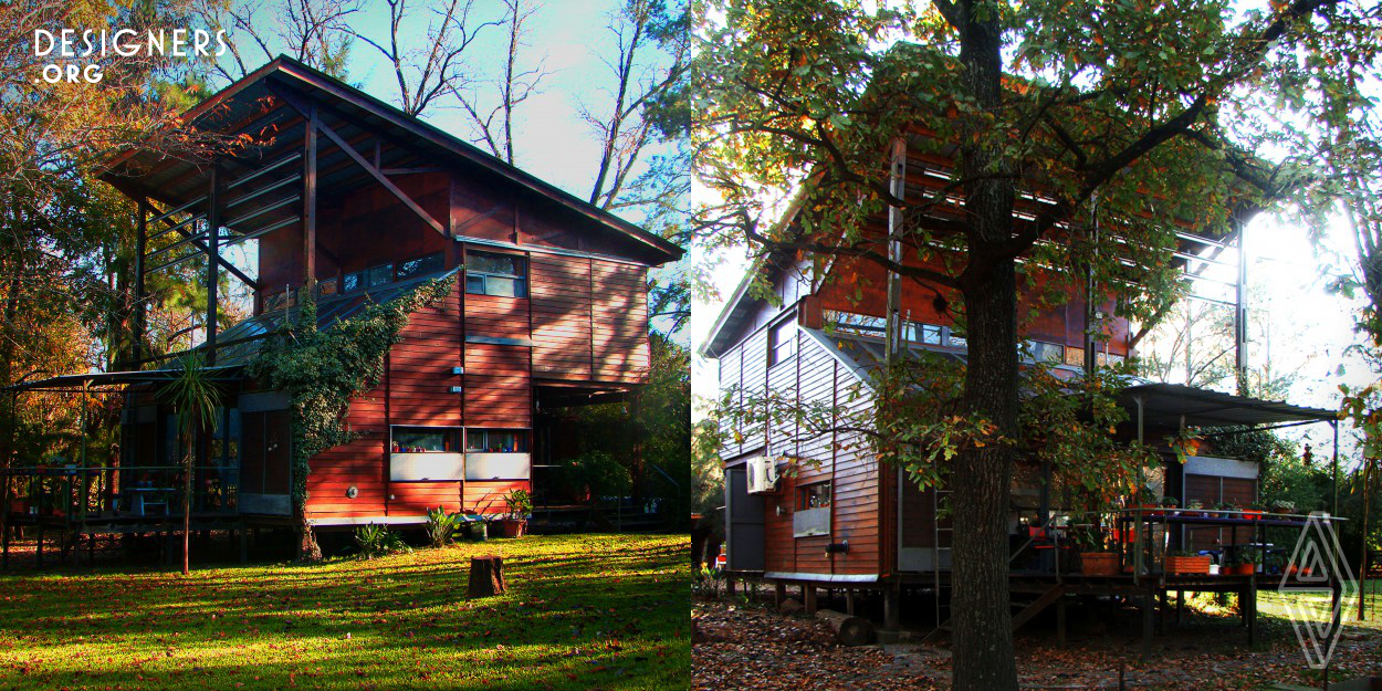 Using wood as the main constructive element, the house displaces its two levels in section, generating a glazed roof to integrate with the context and allow natural light to enter. The double height space articulates that relationship between the ground floor, the upper floor and the landscape. A metal roof over the skylight flies, protecting it from the incidence of the western sun and formally rebuilding the volume, framing the vision of the natural environment. The program is articulated by locating public uses on the ground floor and private uses on the upper floor.