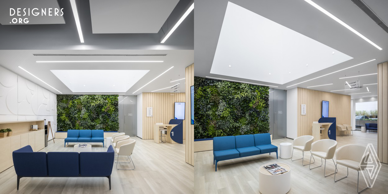 This dental clinic is developed on just one floor and Sabrab said that inspiration was a skylight that floods the central area of the waiting room. The main objective was to create spaces that provide a feeling of calm, while the patient waits to be attended to. The cabinets were designed to have sunlight, and create a dimensional sensation of calm.