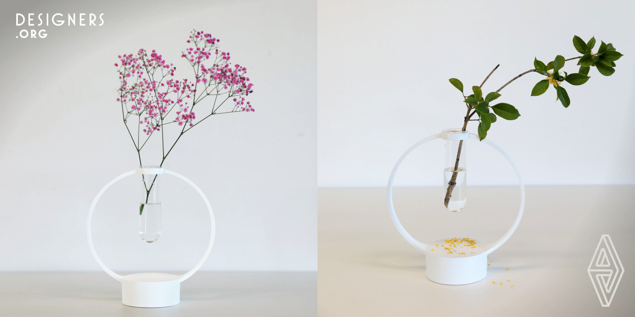 It’s a multifunctional vase suitable for different scenes. First of all, this is a unique vase that can hold flowers, dried flowers or fruits. The detachable transparent glass container and the platform enable it to combine with the object being held in different ways. Secondly, at the bottom of it is a Bluetooth player, which attempts to establish a dialogue between human and nature by integrating with the vase, bringing a multi-sensory experience to people. 
