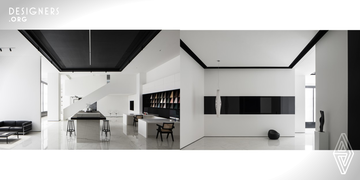 The 800-square-meter office with minimalist white interior is located northeast of central Changsha, which belongs to interior design studio 8C Art Space and its construction company Inch. The office interior was overhauled by 8C Art Space as celebration of "raw materiality and geometric simplicity". The raw, minimalistic aesthetic help to strip the space down so as to truly go inside of design. 