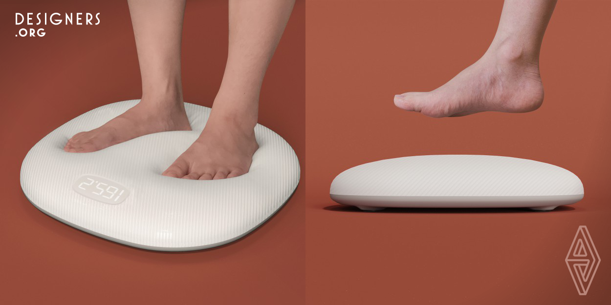 Every time when people stand on the scale, they will be cautiously looking forward to the changes of its value. Its surface is made of soft silicone material. When standing on, it is like stepping on a bulging sphere. The scale surface sinks with the change of the value and people can feel this change in an intuitive physical way. People with different weight have different depths of depressions on the scales. Displaying weight in an intuitive way brings a whole new way of experience.