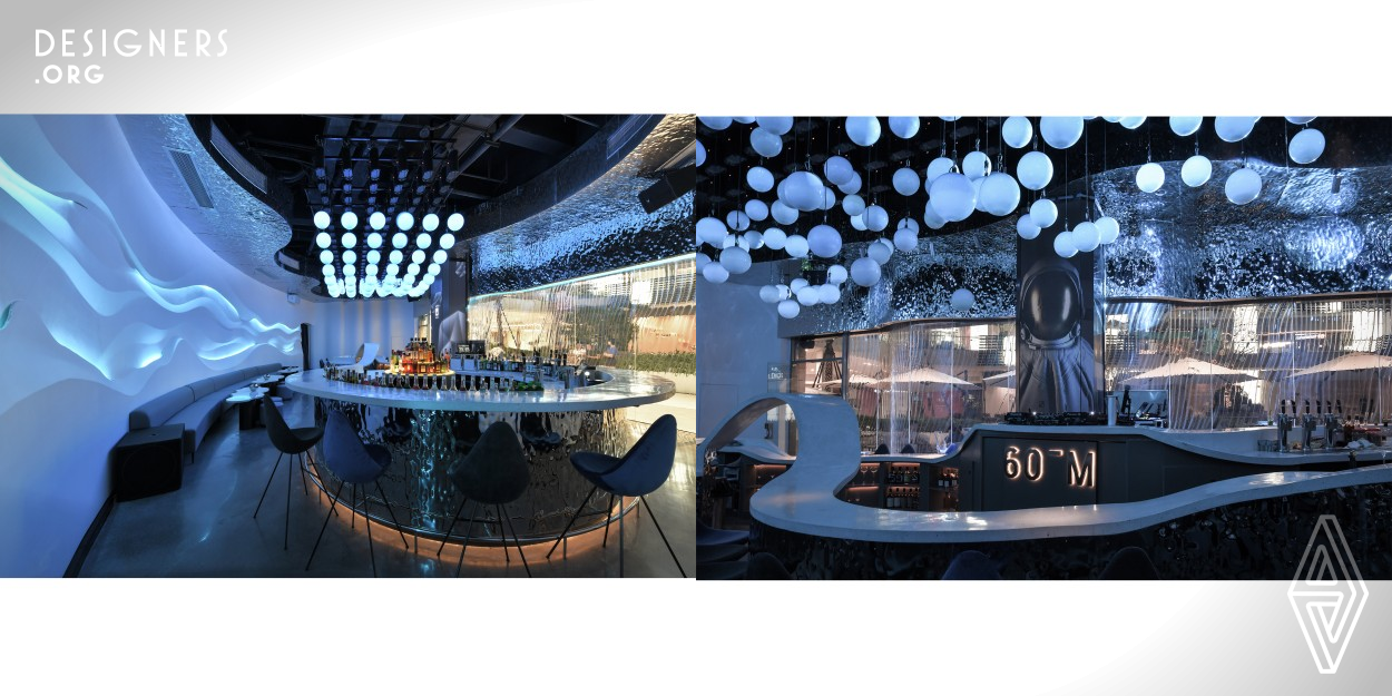 The high bar at the entrance is the best location for drinking, and the main bar is located in the operating area. According to the radian of modelling wall decorated sofa booth, the island-shaped table falls back to the height that suits drinking, surround that provides entertainment for a group dining together. Organic polished glass that is curved surface modeling breaks the limits of the facade, the water wave texture is light-transparent but opaque, which brings the daylight in for the afternoon tea, at the same time adds to its appeal. 