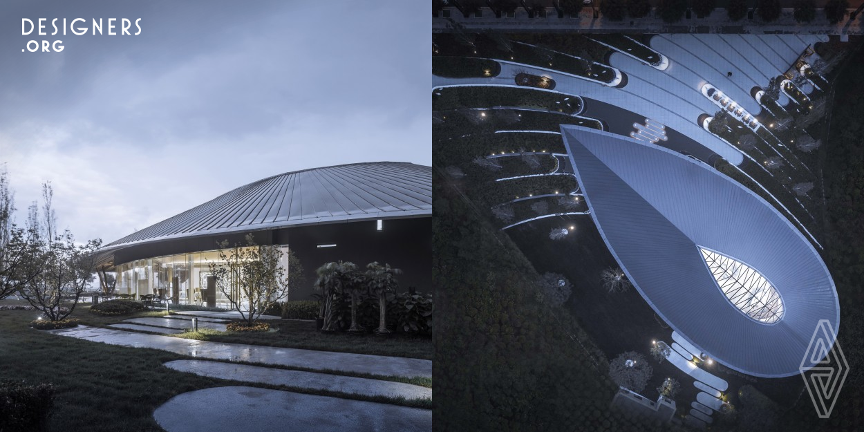 Architects initially tried to use symbolic architectural language to establish a connection with the historical environment. In terms of layout, the water drop shape is placed diagonally into the site, which not only elongates the moving line from the city interface to the entrance, but also makes the water drop shape more intuitive in front of the eyes. The profound eaves overhang and large area glass applications create a directionless floating roof, which presents a charming tranquility with the swaying shadows of the trees.