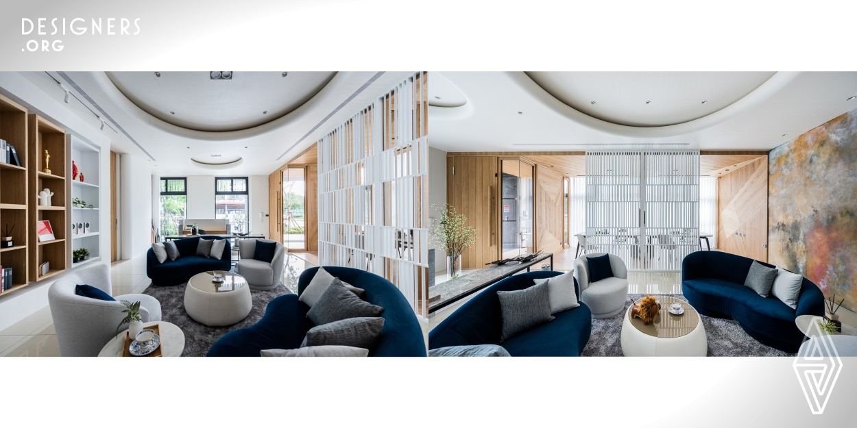 Upon entering, the reception counter replaced gorgeous marble material with eco-friendly grey coating and white artificial stone, which is decorated with a pot of plum tree to demonstrate dignified refreshing sentiment. When looking up, one can see the spatial layout of a small circle and a large circle on the ceiling, which extends downwards to the main discussion area, where the hand-painted art wall is the core image within the space.