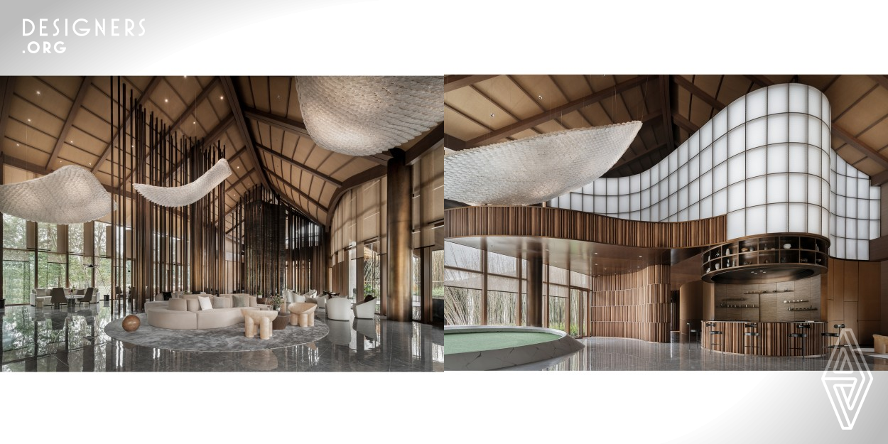 Curved roof connects the whole building community, combined with vertical members, forming a light and smooth space form. In terms of material selection, this case continues the simplicity and nature of ancient Chinese architecture, and creates a pure and comfortable atmosphere with the help of thatch, green tiles and wood.