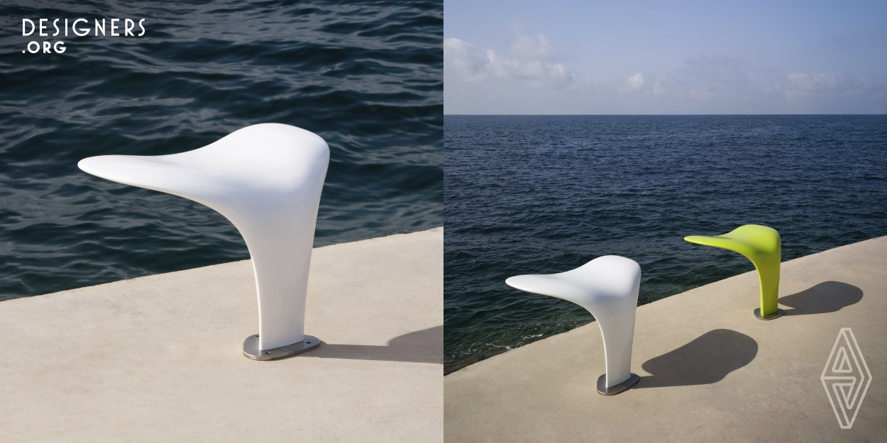 This piece of urban furniture is a versatile element for both indoors and outdoors. The shape of the seat and its support makes the bench resemble the tail of a whale without compromising its ergonomics and stability. A thin layer of fibreglass covers its inner core of wood or concrete enriched with recycled plastic. It can be placed alone or in small groups.