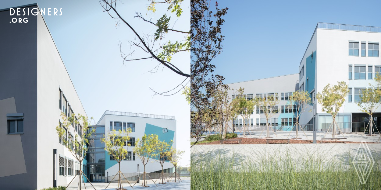 As the first school building in Beijing built in accordance with Passive House Standards, this project showcases the public school in China designed for Learning Anywhere Anytime, which breaks through the finger plan and cell plus bell classroom layout in a traditional school. The designers think out of the box regarding the space planning and building imagery of schools, and turn this school with a history of a hundred years into a School of 21st Century.