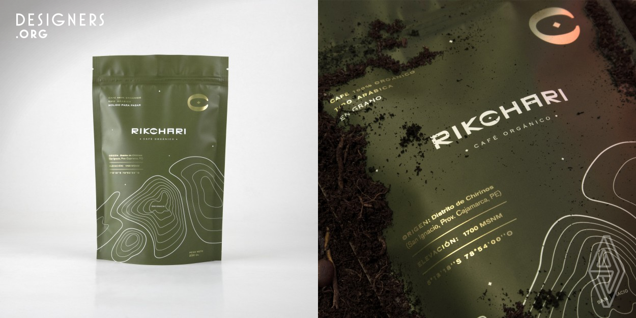 Rikchari is a peruvian socially concerned coffee brand that stands for sustainability. The brand’s name means “wake up” in Quechua, so the design team worked with the letter C to represent a silhouette that resembles a coffee bean and an eye. The packaging followed the idea of the logo design, which has a typographic construction that resembles the geometric shapes made in the Inca empire of Peru, known as Tocapu. The project seeks to tell the world that Peru has one of the best areas for growing coffee.