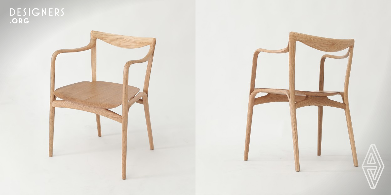 The backrest of the chair is like a slightly raised corner of the mouth, hence the name "Smile - Chair". The armrests, front legs, and rear legs of the laughing chair are visually like a piece of wood that has been split and grown, reflecting the concept of growth of everything. The delicate lines of the armrest and backrest are like silk, light and supple, full and exquisite, and extremely tension, and create a special shadow effect.