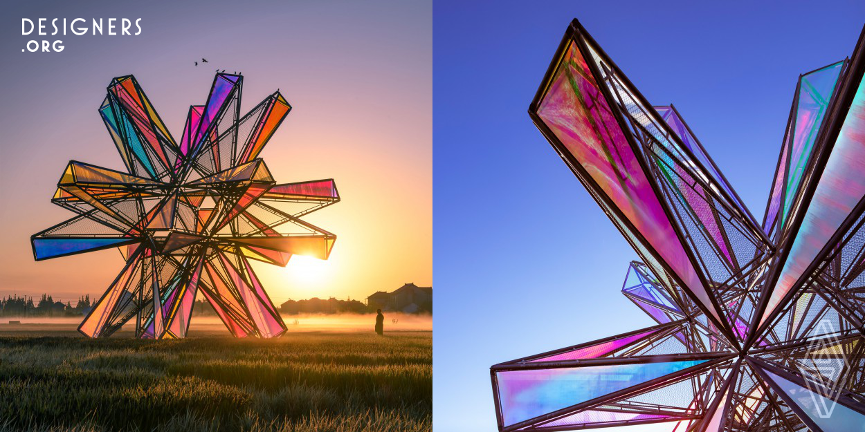 Pop Star is based on the geometric shape of the icosahedron. Through the deconstruction of space and the reconstruction of form, the artist finally constructed this 'monster' with a huge volume that exceeds the human visual reading scale, like an alien object flying in from another dimension of time and space. Viewers could feel the association between the Pop Star and transcendental theory that Ralph Waldo Emerson said: The world globes itself in a drop of dew, while the artist enlarges a tiny compound eye into a behemoth. 