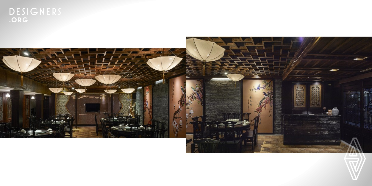 Chinese culture emphasizes yin and yang harmony balance, and this spirit is perfectly reflected in Chinese food culture. Inspired by the style of Suzhou, China, the designer extracts the essence of Chinese aesthetics and uses it ingeniously in the space. This project is to create a new dining space for an old local restaurant, echoing the owner's spirit of craftsmanship, and burning the classical misty rain of the south and the creative ingenuity of Taiwanese cuisine into a delicious feast.