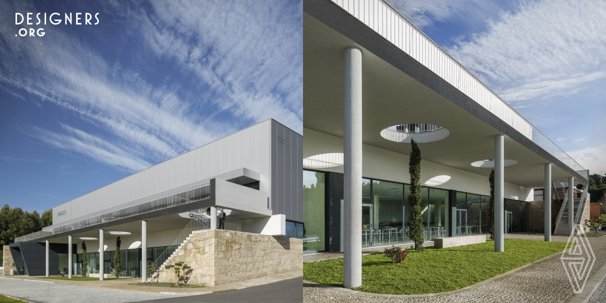 Bradco Factory produces luxury goods in Portugal. Located in the municipality of Castelo de Paiva, the landscape was very important in defining the project as it allowed a lot of transparency between the interior and the exterior. It is currently a notorious company for also working with renowned brands.