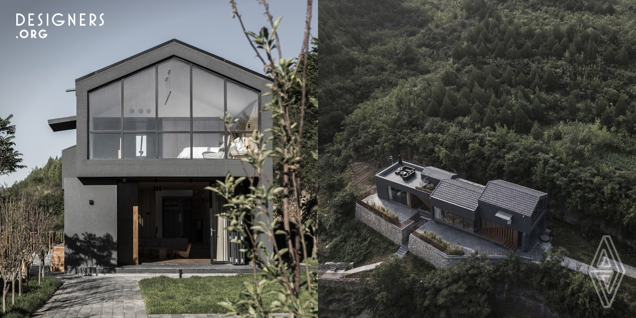 This is a house blended with nature.Three pitched roofs of different heights separate the functional layout of the space, and thereof the gaps formed rhythmically responded to the natural landscape. As the building is located at a certain altitude, an outlook from any given direction brings an interesting view, from up close to a far. The difference height of the space creates a staggered partition between the various functional zones, thus forming a certain circulation.At the same time, the lighting make subtle changes over time, bringing an immersive experience.