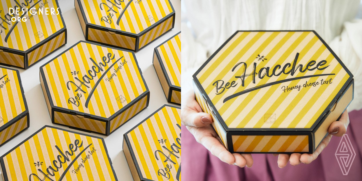 Package design for cheese tart with honey. The yellow border pattern is printed all over, and the handwritten logo adds impact. The use of kraft paper material gives consumers an easy and casual impression, and the hexagonal cardboard box, which resembles a beehive, visually expresses the concept of honey. In order to get the target audience to purchase the product from among the countless sweets available, it had to meet the requirements of being impactful, casual, and photogenic.