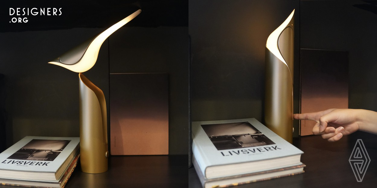 The table lamp has three forms. The first form is the folded magpie homing, the light source is small and mild, does not hurt the eyes, and is also the most space-saving form. It is suitable for small night lights at the head of the bed in the bedroom. The second form is a vertical head stop as if looking around to take off, which can illuminate a larger area of space and is suitable for office space; The third form is the take-off spread wings and fly high, which is high and energetic.